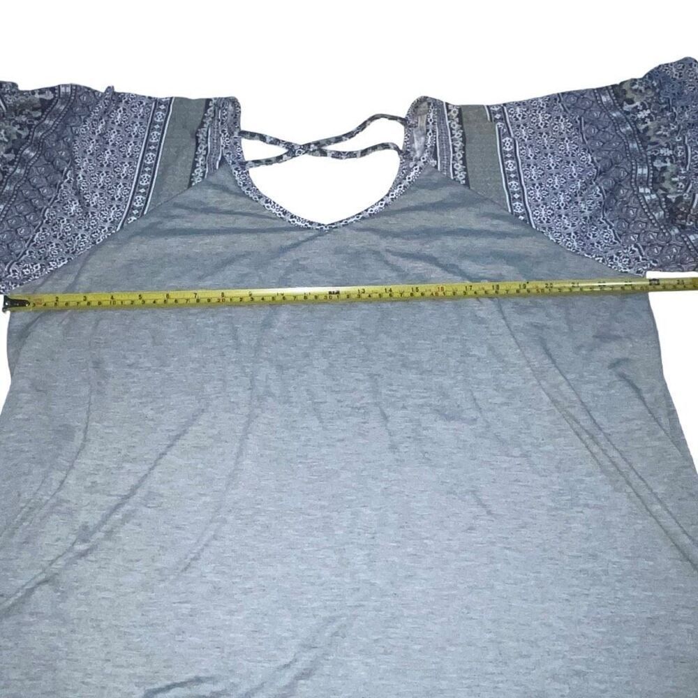 Absolutely Famous Grey & Blue Flutter Bell Sleeve Top - Size 2X - Picture 7 of 7